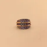 Anillo ancho de plata 925 con textura de panal de abeja y dos bandas de oro. Se puede ajustar hasta 5 talles sin costo.