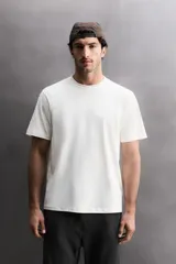 Camiseta de algodón con cuello redondo y manga corta, de corte regular. Presenta un pequeño logo con relieve en el bajo.