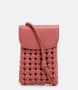 Cartera porta celular Satinato de color rosado, con diseño texturizado trenzado en el cuerpo y solapa lisa superior. Incluye correa transversal fina ajustable.