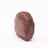 Monedero marrón de cuero con cierre de cremallera y bolsillo externo con broche metálico. Incluye llavero con cadena y aro.