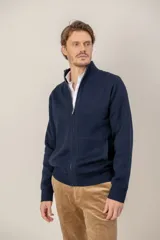 Campera tipo sweater de punto con cierre frontal completo, cuello alto y bolsillos laterales. Confeccionada en mezcla de lana y viscosa, con puños y ruedo acanalados.