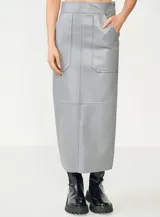 Falda midi gris de cuero sintético, con corte recto, bolsillos delanteros y cierre trasero.