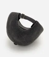 Gorra de béisbol con visera curva, confeccionada en tejido estructurado con textura similar a la lana en color gris oscuro.