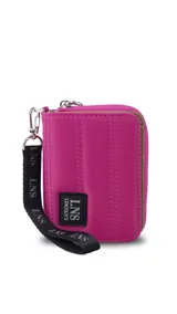 Billetera corta de diseño capitoneado con cierre perimetral y solapa frontal. Cuenta con compartimentos internos para tarjetas y billetes, e incluye una correa de mano desmontable.