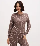 Blusa de pijama marrón con estampado de flores pequeñas, cuello redondo y mangas largas con puños ajustados.
