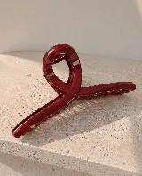 Pinza de pelo con diseño geométrico abierto, en tono gris marmolado.