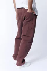Pantalón marrón de corte recto, estilo carpintero, con múltiples bolsillos y presillas para herramientas.