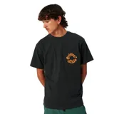 Remera negra de corte relajado, confeccionada en algodón, con estampa circular naranja en el pecho.