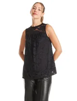 Blusa sin mangas de encaje negro con diseño floral, canesú traslúcido y forro interno a tono.