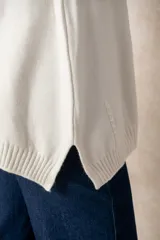 Buzo de corte relajado y cuello redondo, con detalles de costura vertical en la parte inferior y puños acanalados en las mangas.