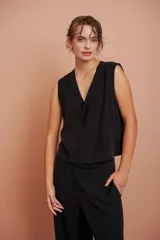 Blusa sin mangas color negro con escote en V y corte corto.