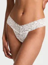 Tanga de encaje color blanco, tiro bajo, confeccionada con encaje suave y elástico.