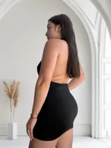 Vestido corto negro con cuello drapeado y espalda descubierta.