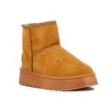 Pantubota de gamuza color camel con plataforma plana de goma al tono y forro interior de piel sintética.