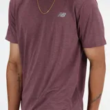 Remera deportiva New Balance Athletics Run para hombre, color borgoña con logo reflectivo en el pecho.