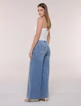 Pantalón jean de tiro alto con calce ajustado en la cadera y pierna de corte ancho tipo wide leg. Presenta costuras verticales en el frente y bolsillos aplicados.