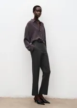 Pantalón de corte recto y tiro medio, color gris oscuro, con bolsillos laterales y pascadores para cinturón.