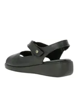 Sandalia de cuero negra con plataforma baja, tira ancha sobre el empeine, abertura en la punta y tira trasera con ajuste de velcro.