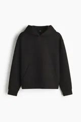 Canguro negro con capucha de doble capa, efecto neopreno, hombros caídos, bolsillo canguro frontal y puños y bajo anchos acanalados. Corte holgado.