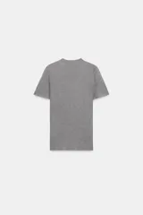 Camiseta negra de manga corta y cuello redondo, corte ajustado (slim fit).