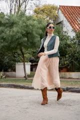 Pollera midi de tul color rosa pálido con forro de encaje y cintura elastizada.