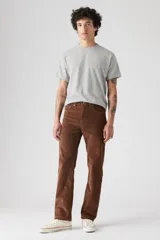 Pantalón de pana color marrón, corte recto, tiro medio y cinco bolsillos.