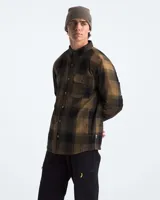 Camisa marrón a cuadros negros con forro polar sherpa en el interior, de corte clásico, con cierre de botones a presión, bolsillo en el pecho con solapa y bolsillos laterales ribeteados. Marca The North Face.