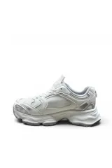 Championes deportivos LD modelo 15087, color beige con detalles en blanco y suela chunky de plataforma.