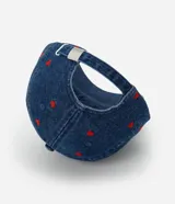 Gorra de béisbol de denim azul, con visera curva y bordados pequeños de corazones rojos.