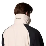 Campera técnica Columbia de la colección Iconos, con diseño color block en blanco y negro. Cuenta con tecnología Omni-Tech impermeable y transpirable, cierre frontal con solapa, bolsillos laterales con cremallera y puños ajustables. Incluye un forro interior reversible con aislamiento sintético.