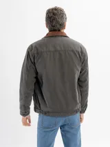 Campera liviana color beige con cierre frontal, bolsillo en el pecho y cuello de pana en tono marrón contrastante.