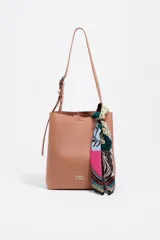 Pañuelo cuadrado de poliéster reciclado con estampado multicolor que combina patrones geométricos, animales (como cebra y felinos) y bloques de color sólido (rosa fuerte, azul claro, verde oscuro y rojo).