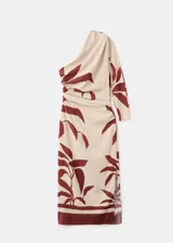 Vestido midi entallado de diseño asimétrico con un solo hombro y una manga larga, confeccionado en color beige con estampado de hojas en tonos bordó. Presenta un cuerpo fruncido y detalle drapeado.