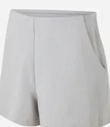 Bermuda deportiva color gris claro, confeccionada en microfibra acanalada, de corte holgado y largo a medio muslo.