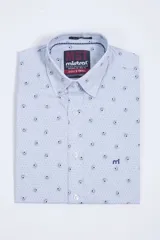 Camisa de manga corta Mistral, corte slim fit, color blanco con estampado de pequeños motivos geométricos en rojo y gris. Presenta cuello clásico, cierre frontal con botones y logo bordado en el pecho.