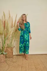 Vestido midi con estampado abstracto en tonos verdes y azules, cuello redondo, mangas tres cuartos y lazo ajustable en la cintura.