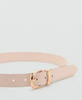 Cinturón de poliuretano color beige con hebilla metálica dorada de diseño clásico y pasador a juego.