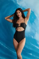 Trikini negro con breteles finos, escote recto y abertura en el abdomen.