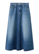 Falda larga de denim azul, corte evasé y tiro alto, con costuras pespuntadas y diseño clásico de cinco bolsillos.
