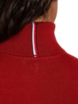 Sweater rojo de punto sin mangas con cuello alto.