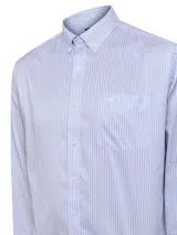 Camisa de manga larga de la marca RKF, con diseño a rayas en tonos azul, rosado y blanco. Cuenta con cuello americano abotonado, cierre frontal con botones, bolsillo en el pecho con logo bordado y calce regular.