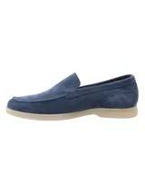 Mocasín de cuero gamuzado color azul con suela de goma en tono tostado y punta redonda.