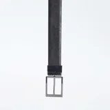 Cinturón reversible negro y marrón con hebilla metálica plateada.