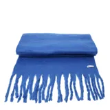 Bufanda de textura suave y afelpada en color azul vibrante, con flecos largos en los extremos y etiqueta de la marca cosida.