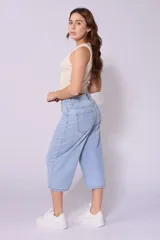 Bermuda de jean celeste, corte ancho a la rodilla.