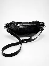 Riñonera de cuero color negro, con múltiples compartimentos con cierre metálico, detalles de tachas en los laterales y correa regulable.