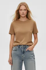 Remera de manga corta, cuello redondo y calce holgado, color marrón claro.