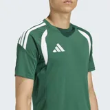 Remera deportiva Adidas Tiro 26 League de color verde con detalles en blanco en los hombros. Presenta un diseño de corte ajustado, cuello redondo y el logo de la marca estampado en el pecho.