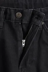 Jean de corte recto y tiro alto color negro, confeccionado en denim rígido de cinco bolsillos.