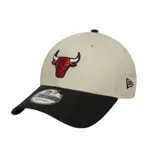 Gorra New Era 9Forty color beige con visera negra y logo de los Chicago Bulls bordado en el frente.